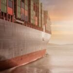 Contêineres de transporte empilhados representando comércio internacional