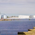 Painéis solares instalados próximos a instalação industrial