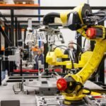 Braço robótico automatizado em linha de produção industrial